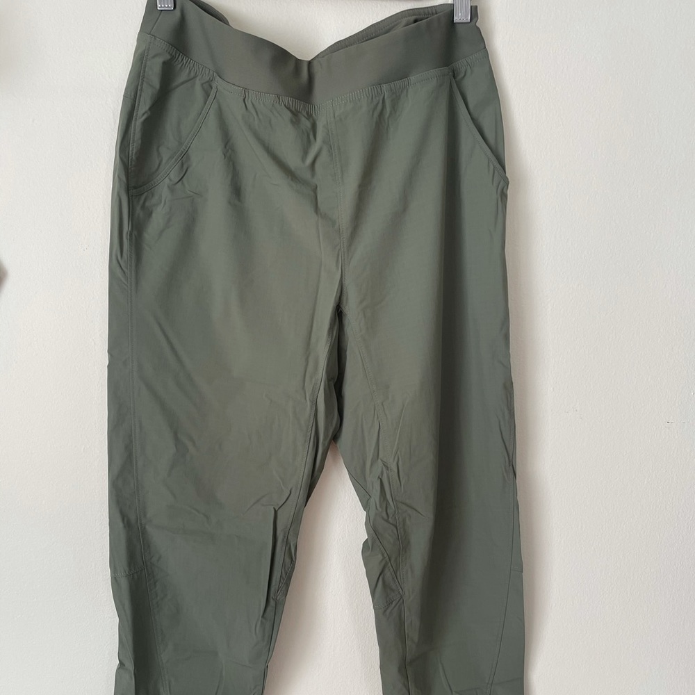 Never worn Mountain Hardwear Pants
